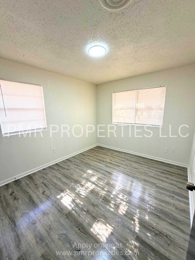 Building Photo - 3 Bedrooms/1 Bathroom House