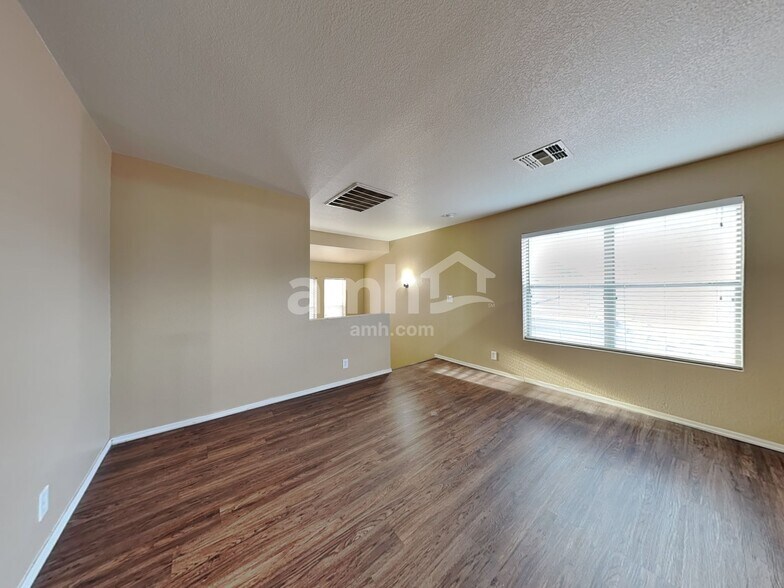 Building Photo - 1425 N Thunderbird Ave