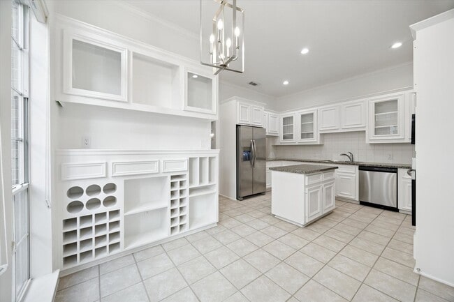 Building Photo - Beautiful Home Near University of St. Thomas