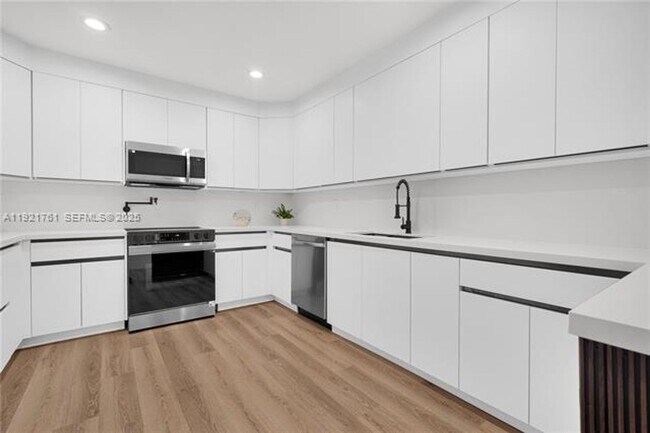 Building Photo - 4701 SW 104th Ct