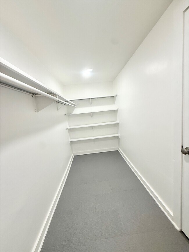 Building Photo - 4021 Mandell St