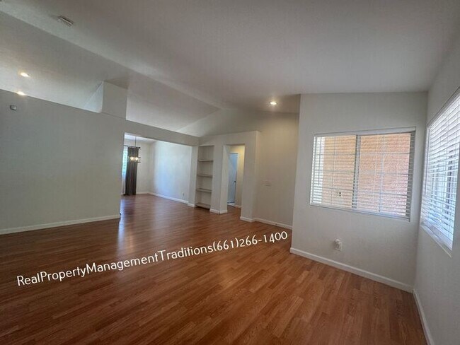 Building Photo - 3Bed+2 Bath Rancho vista Home