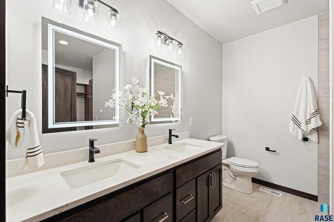 Building Photo - 1107 S Foss Ave