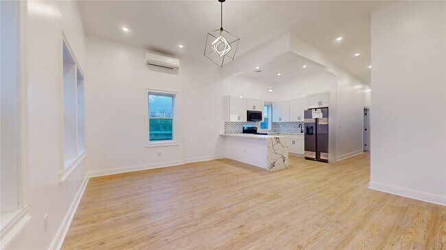 Building Photo - 2050 Strauss St