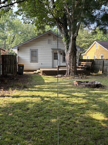 Building Photo - 215 E Vermilya Ave