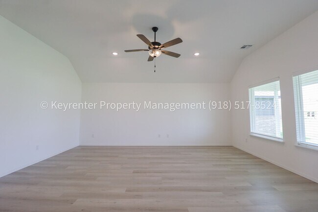 Building Photo - 2908 S Redwood Ave