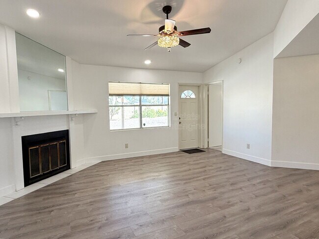 Building Photo - 4536 E Cheyenne Dr