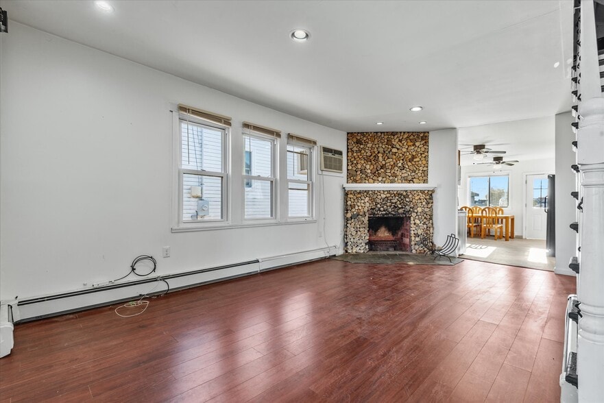 Building Photo - 2 Pirates Cv