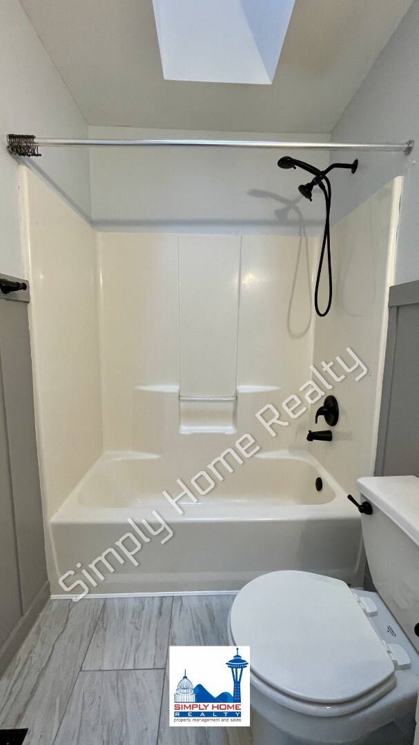 Building Photo - Welcome home to this charming 3 bedroom, 2 bathroom home in the heart of Yelm!
