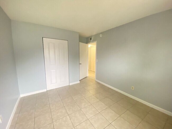 Building Photo - 605 Northlake Blvd