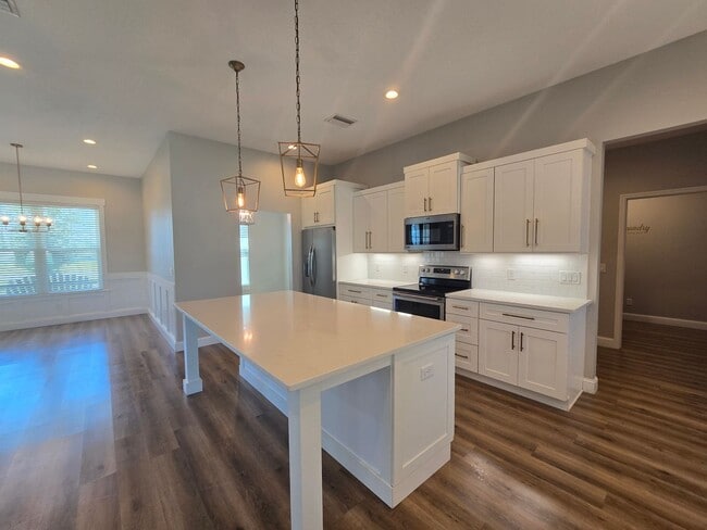 Building Photo - Beautiful 3-Bedroom, 3-Bath Home with Bonu...