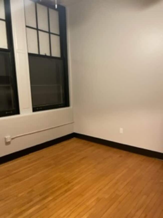 Building Photo - Central Square