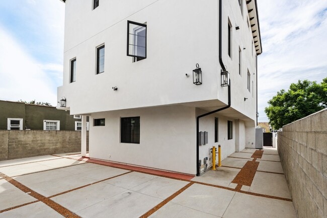 Building Photo - Bright and Spacious Newly Renovated Townhome | 5 Bedroom | 5 Bathroom | Parking Included