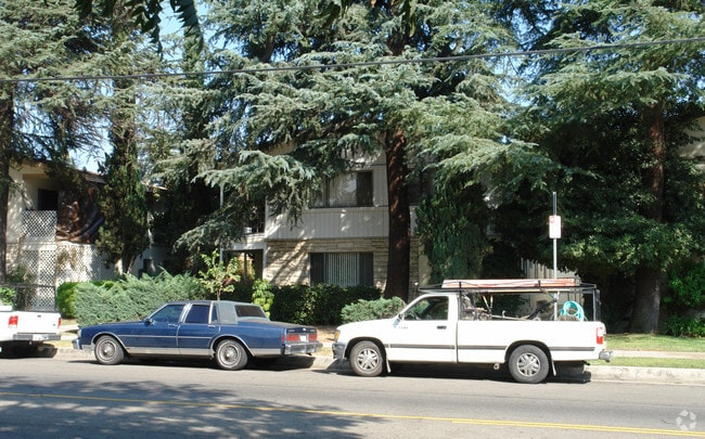 Building Photo - 5742 Hazeltine Ave