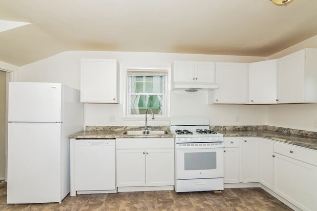 Building Photo - Newly Renovated Single Family Home - GREAT...