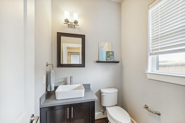 Building Photo - 829 Wakefield Dr