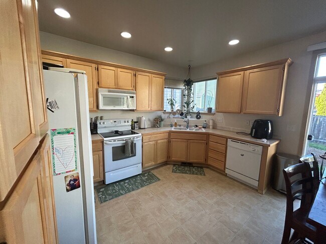 Building Photo - 4B, 2.5BA Pet-friendly home w/2-car garage...