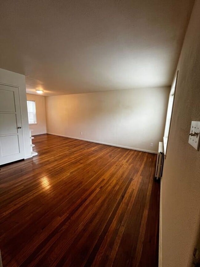 Building Photo - 2 BEDROOM 1 BATHROOM TOWNHOME CLOSE TO WAR...