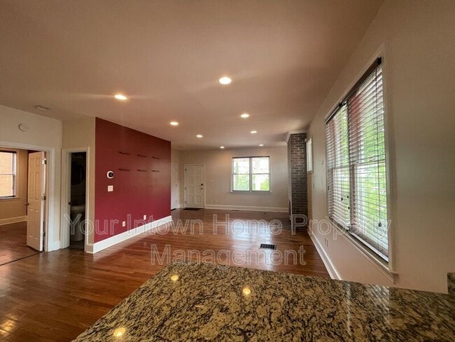Building Photo - 639 Somerset Terrace NE