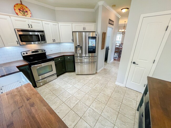 Building Photo - Beautiful 4 bedroom Near Post!