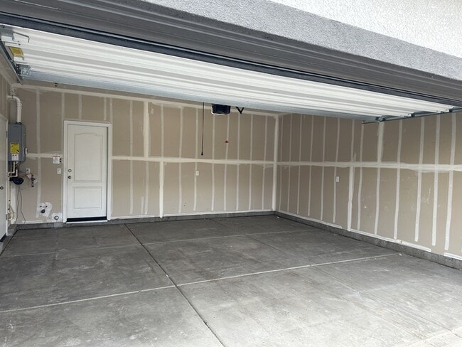 Building Photo - Manteca 5 Bedroom, 3 Bath Executive Style ...