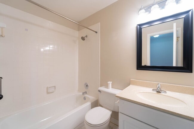 Building Photo - Great 3 BD 3.5 BA Townhome in a great location!