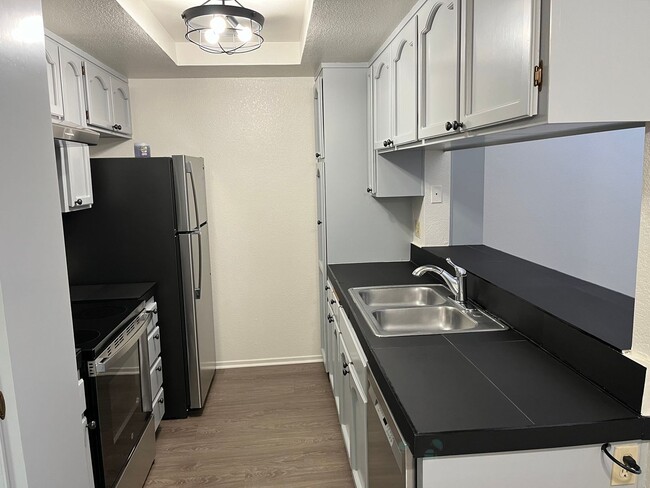 Building Photo - ***Move in special $1000 off 1st month's rent***Cozy 2nd story apartment in the heart of City Hei...