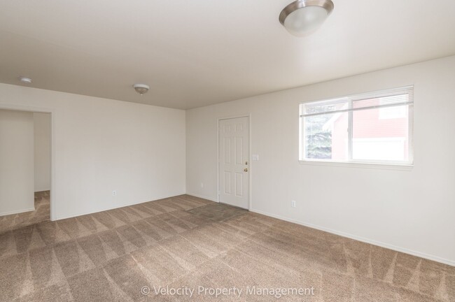 Building Photo - Bright and spacious 2 bedroom home!