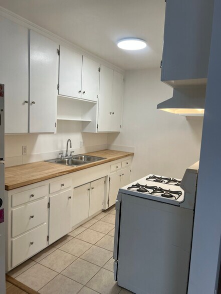 Building Photo - 5743 La Mirada Ave