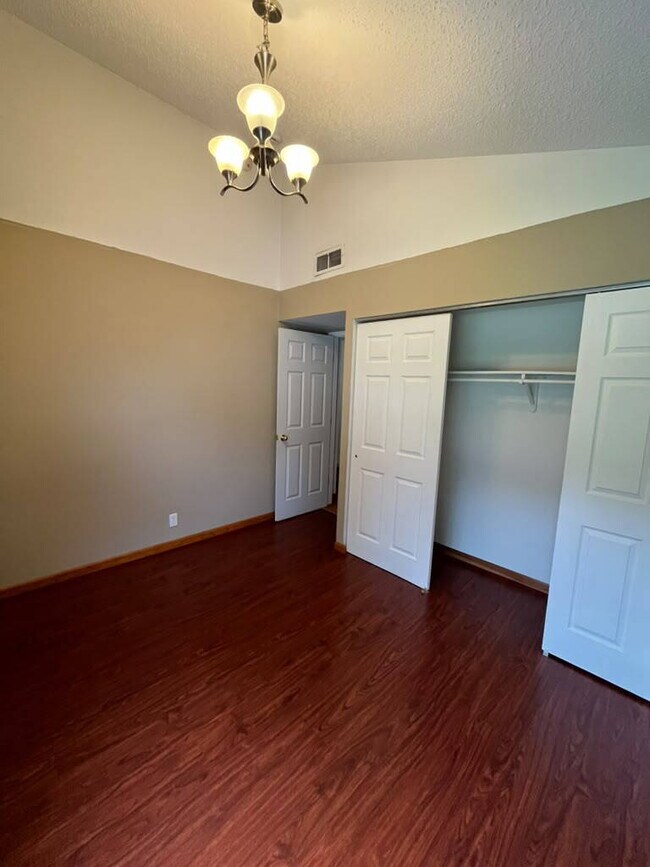Building Photo - "Spacious 3 Bedroom/2 Bath Home in Florissant!"  Available for Move-In on 8/15/2026