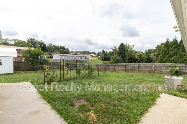 Building Photo - 2821 Vicksburg Ln