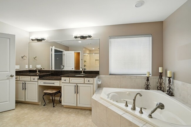 Building Photo - Five Bedroom House in Deerfield Township!