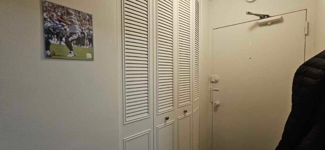 Building Photo - 555 W Cornelia Ave