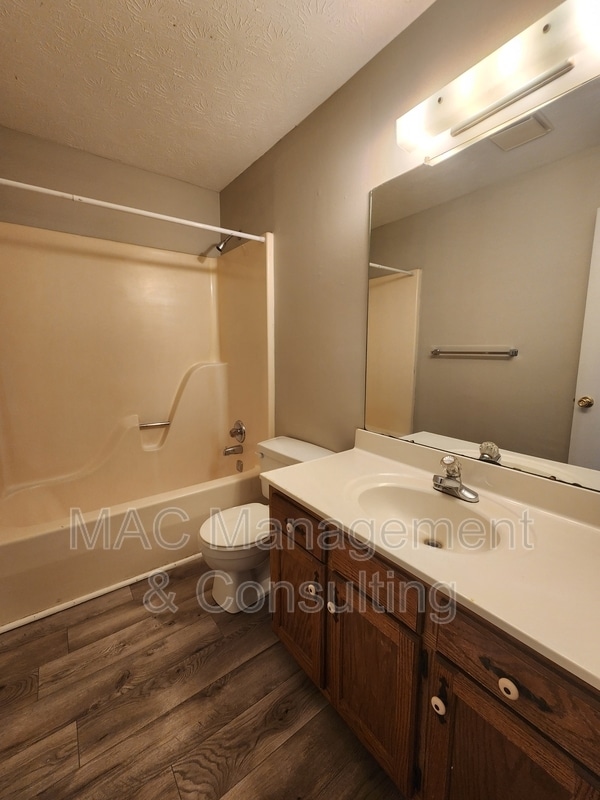 Building Photo - 1849 Summerhaven Ave