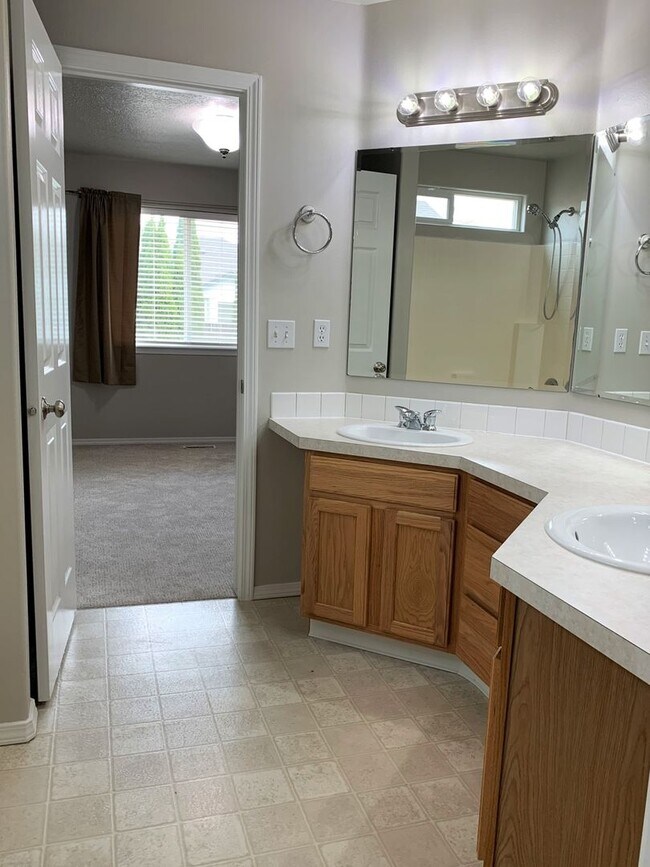 Building Photo - Great 3 bed 2 bath home in a the quiet Rai...