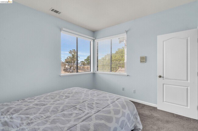 Building Photo - 5640 Edgeview Dr