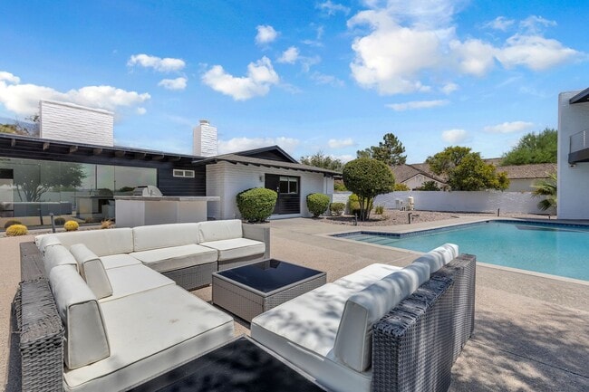 Building Photo - Mid-century modern home in Arcadia with pr...