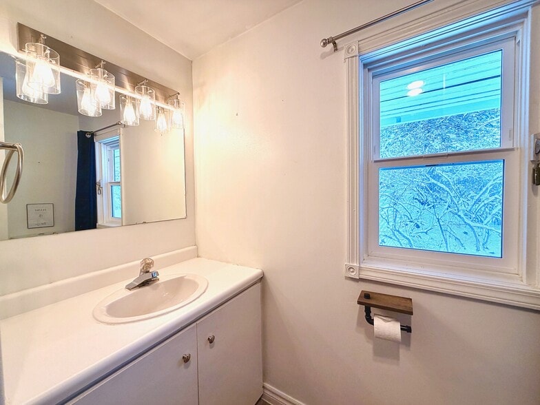 Building Photo - 924 Electric Ave