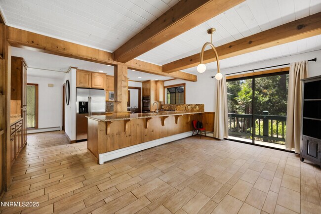 Building Photo - 445 Country Club Dr