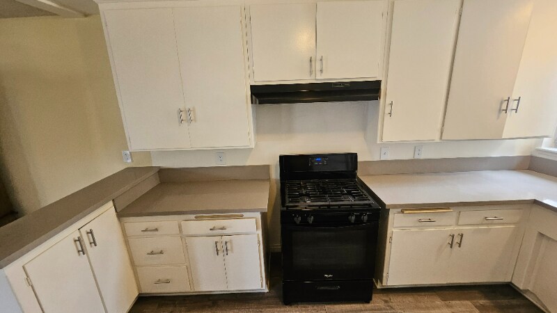 Building Photo - 638 N W Knoll Dr