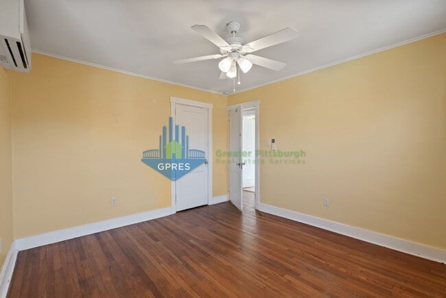 Building Photo - Spacious 3-Bedroom Home w/ Parking & Centr...