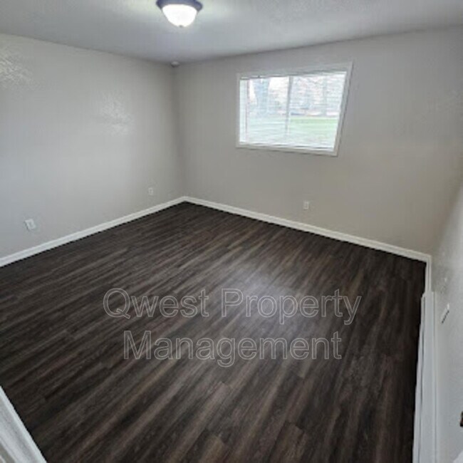 Building Photo - 409 E Woodlawn Ave
