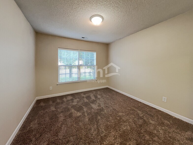 Building Photo - 2208 Thorn Crest Dr