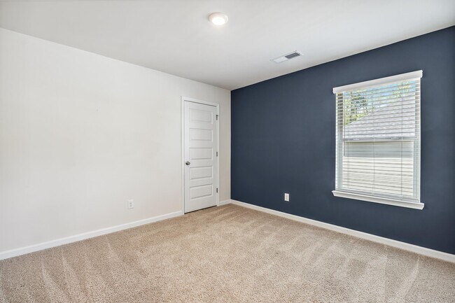 Building Photo - 3092 Hawthorn Farm Blvd