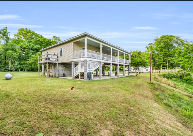 Building Photo - Beautiful 4-bedroom, 2.5-bath riverfront home