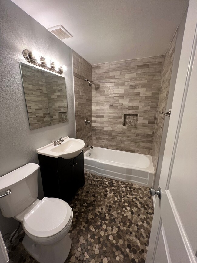 Building Photo - 2110 14th Ave N