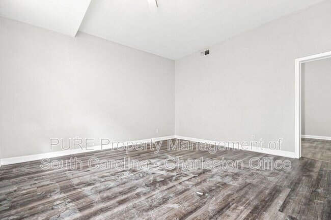 Building Photo - 75 Society St