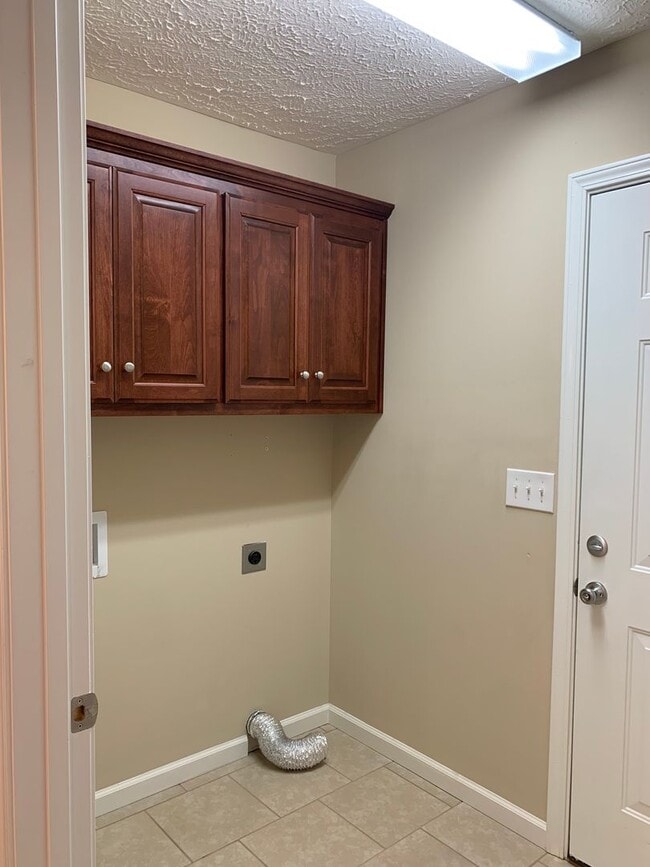 Building Photo - 3 Bedroom, 2 Bath Home Located in Manchester