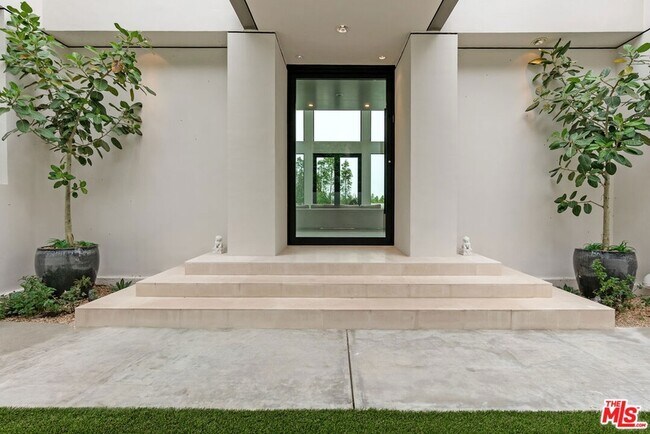 Building Photo - 9405 Sierra Mar Pl