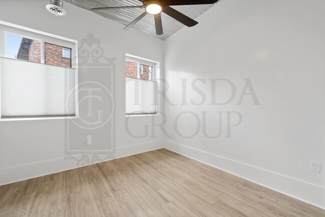 Building Photo - Apt 4 Avail July 18th!  Unique 2 BR, 2 BATH Apt in the HEART of Mt Washington!  3 Off Street Park...